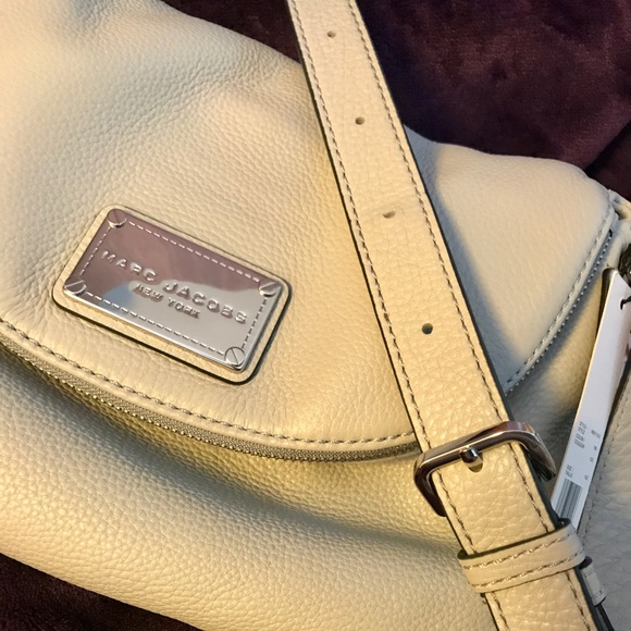 Marc Jacobs Classic Leather Messenger Bag - Picture 2 of 8